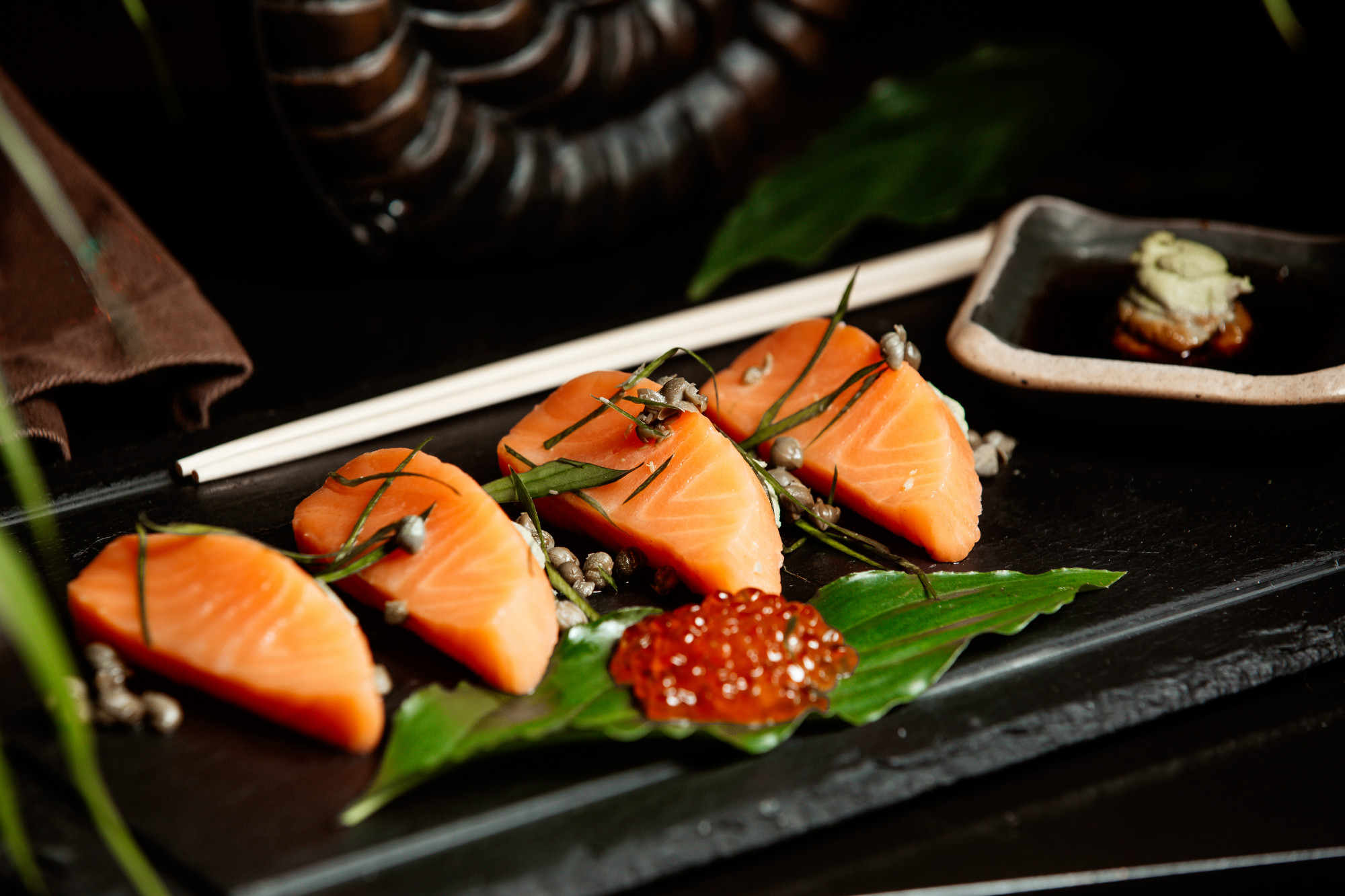 close-up-salmon-sashimi-served-with-red-tobiko