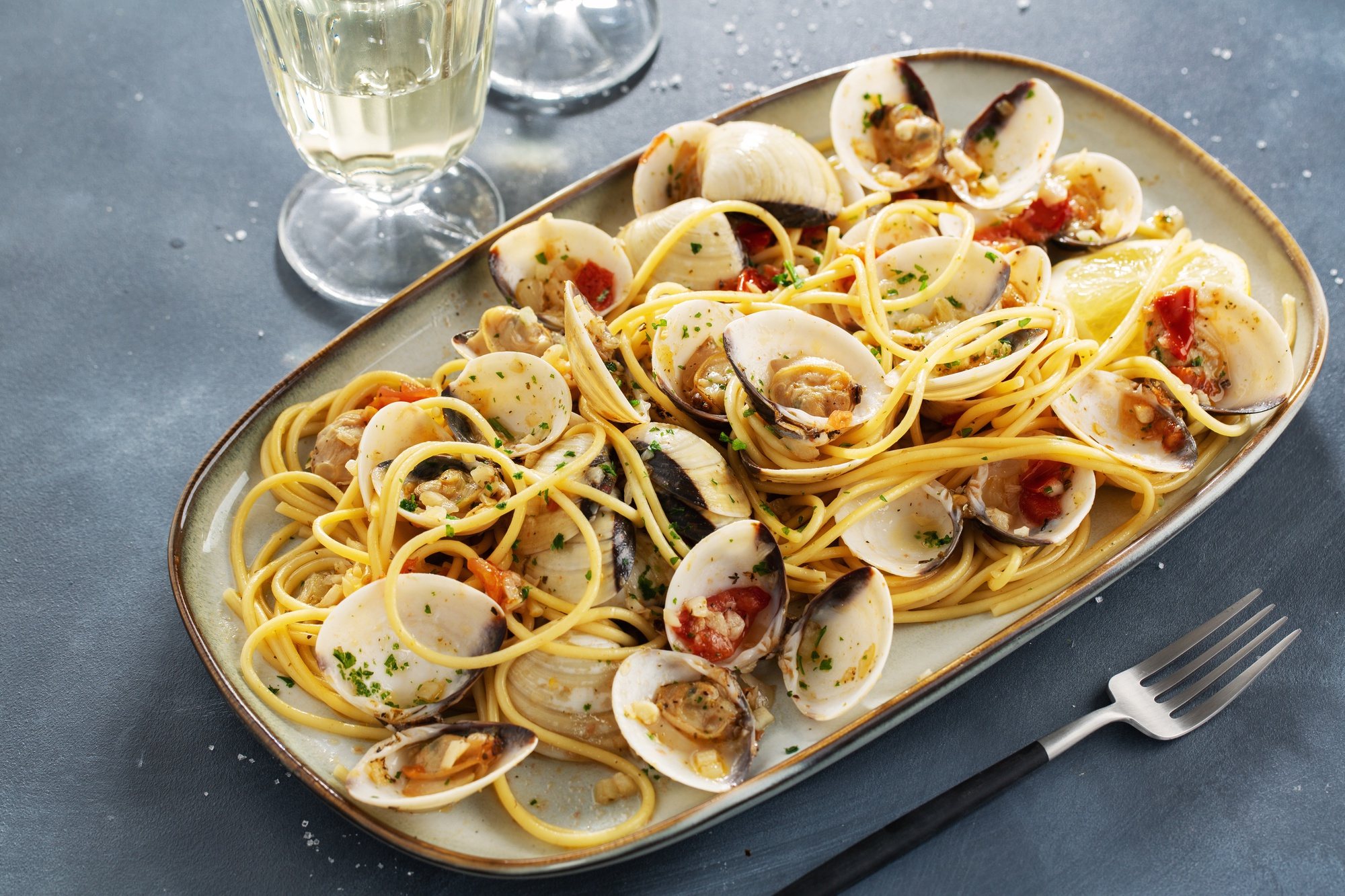 tasty-appetizing-fresh-homemade-clams-alle-vongole-seafood-pasta-with-garlic-white-wine-plate-closeup